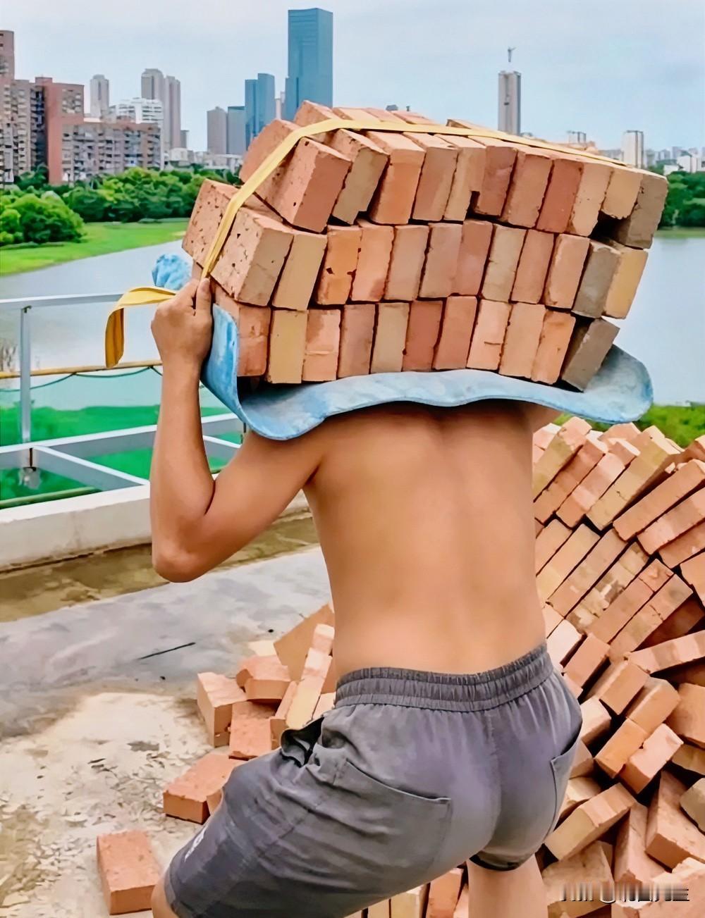 “我家就剩我一个，我是户主。”

“扛楼很累，但没办法，家里只有我一个人了。”