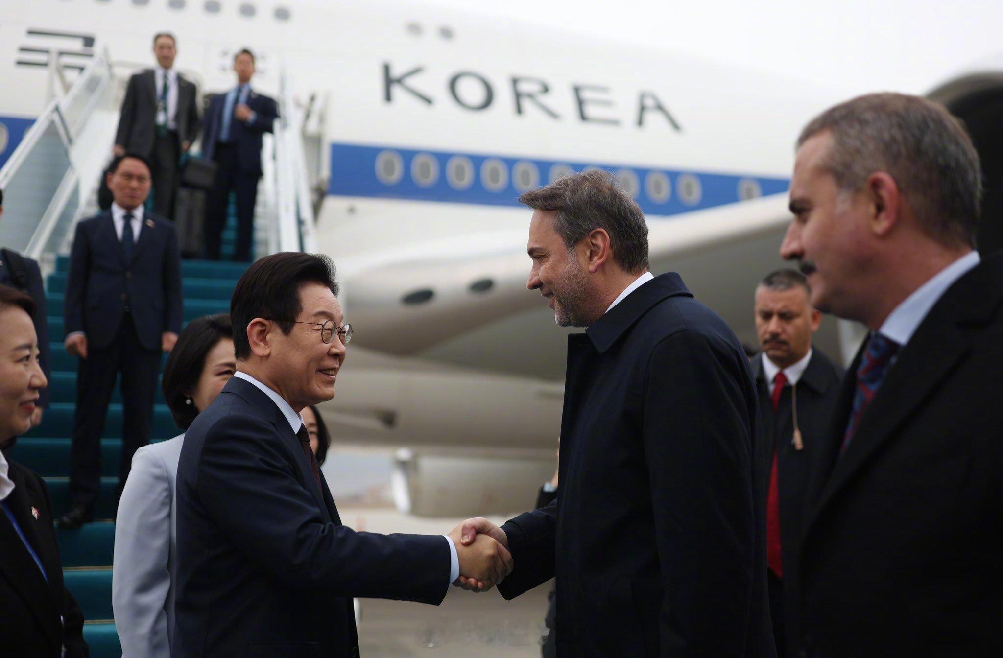 韩国总统李在明在结束南非G20峰会行程飞往土耳其进行国事访问的路途中在专机上举行