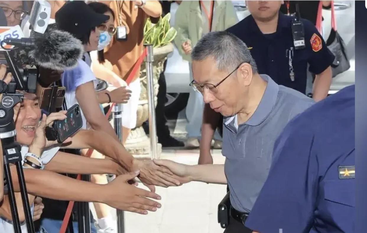 14小时两次站上法庭风口，柯文哲这波“微笑攻势”可太会了！刚交保就又被传讯，
