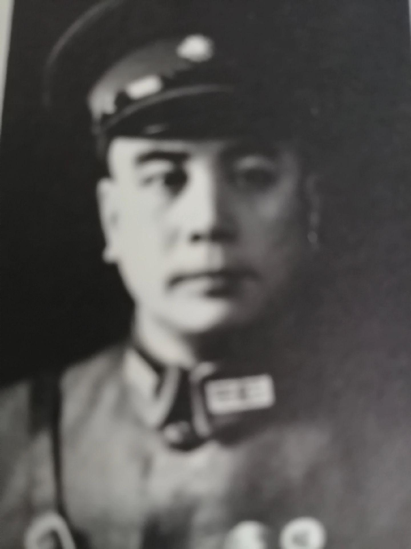 《浴血将军蝶化大学教授终成大器者刘献捷》
      刘献捷（1904年—1969年），国民党陆军少将，刘镇华长子，他出生之日适逢刘镇华秀才及第，双喜临门，故名献捷。他自小聪慧过人，志向远大，留学德国汉诺威工业大学，获机械学博士学位，柏林炮兵专业学校及陆军大学参谋班，擅长数学、炮兵仪器等。
     国难当头，他毅然率兵抵抗，以一腔热血报效国家；手足相残同时操戈之时，他又深明大义急流勇退，远赴重洋著书立说，在美国哥伦比亚大学土木工程系精研数学。他在国内著有《防空》《防毒》《炮火集中仪》等，他文韬武略，堪称一