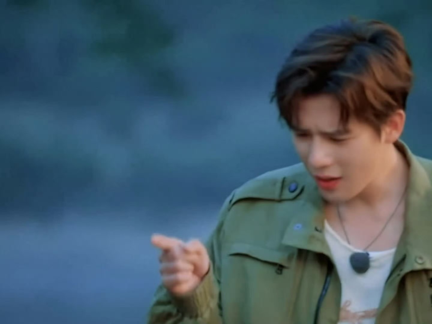 王安宇被大蒜辣哭成偶像剧男主的模样不是怎么有人能够做到被大蒜辣成这样还能哭出一股