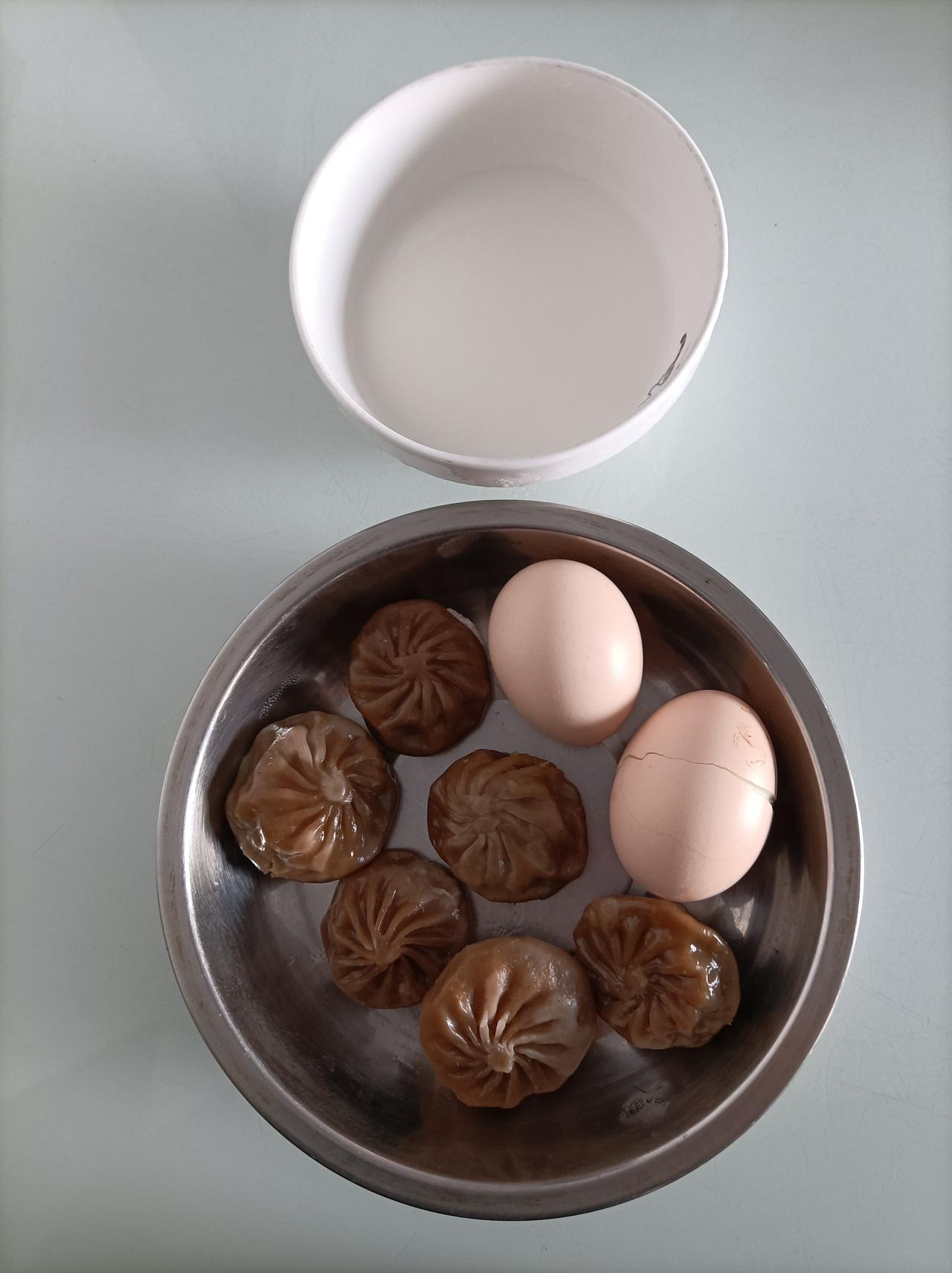 冬日三餐打卡今日早餐，荞麦小菜包，鸡蛋加鲜奶！营养又好吃！