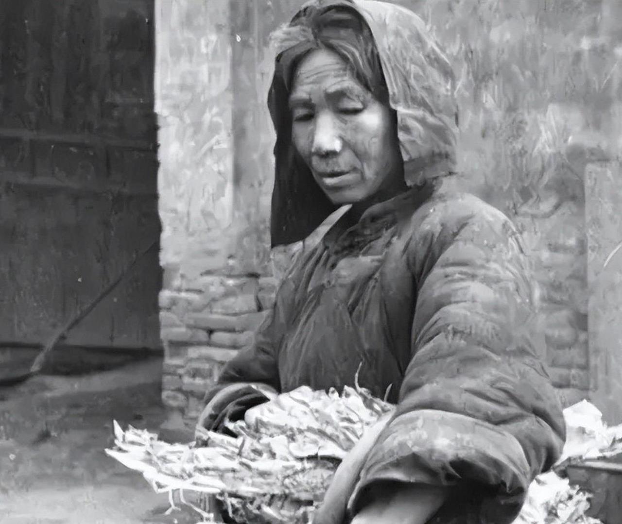 1943年女乞丐遇日军盘查，掏出一物让日寇仓皇退缩
 
1943年，一个女乞丐正