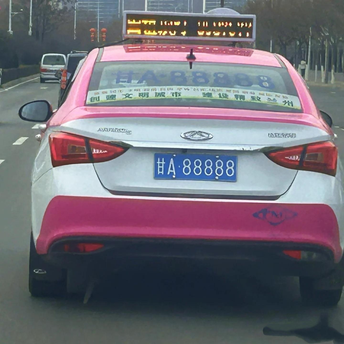 甘A88888出租车成移动打卡点兰州一辆出租车挂着五连号车牌甘A88888，特别