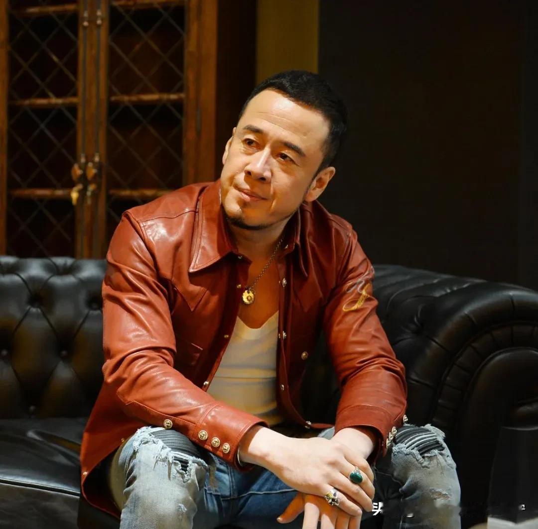 这家伙的演唱会，居然也有人去看，门票早早就售罄了，从588∽1888。
不是买票