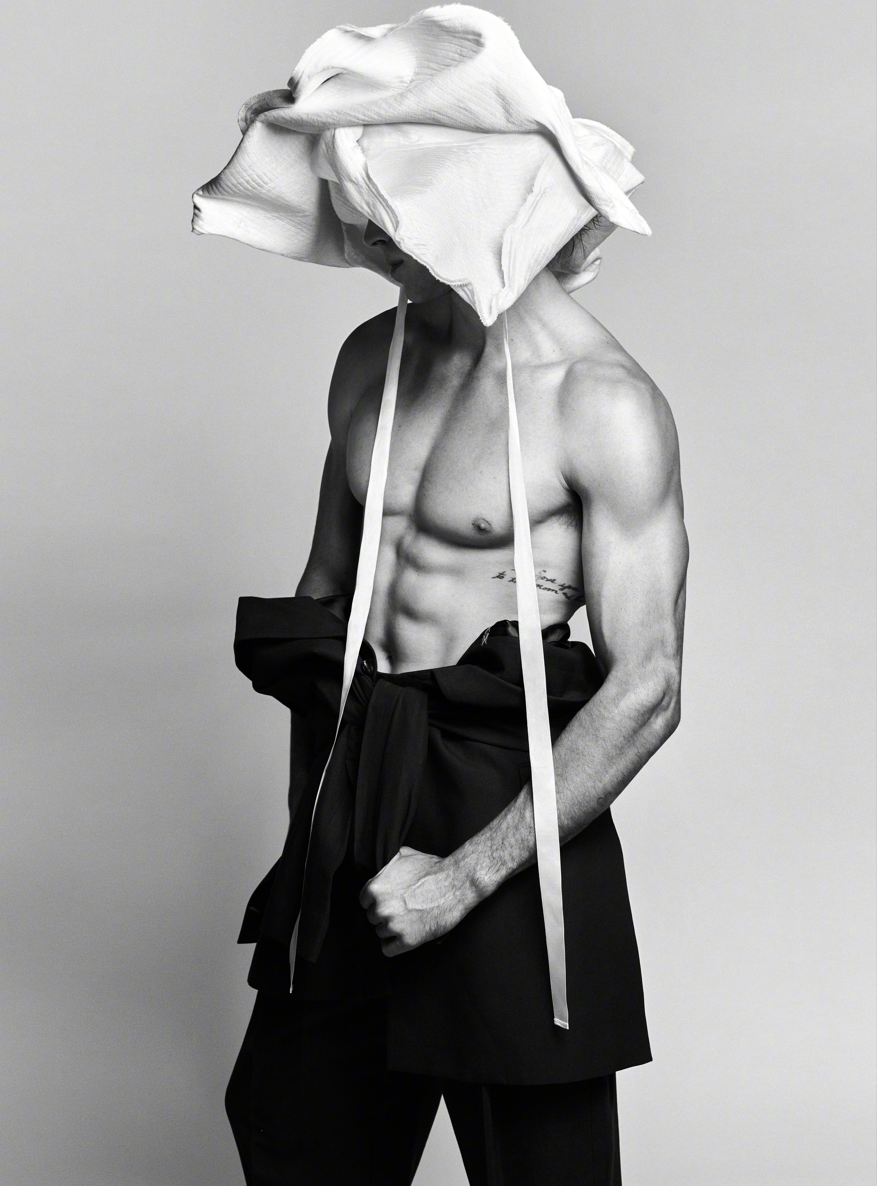 VMAN杂志2026年春夏刊正式发布。男模Matthew Noszka担纲封面人