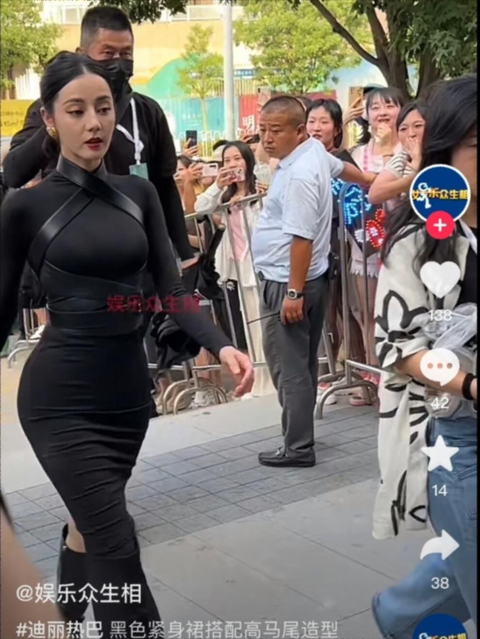 哇靠..热巴这惊人的腰臀比😱..... 