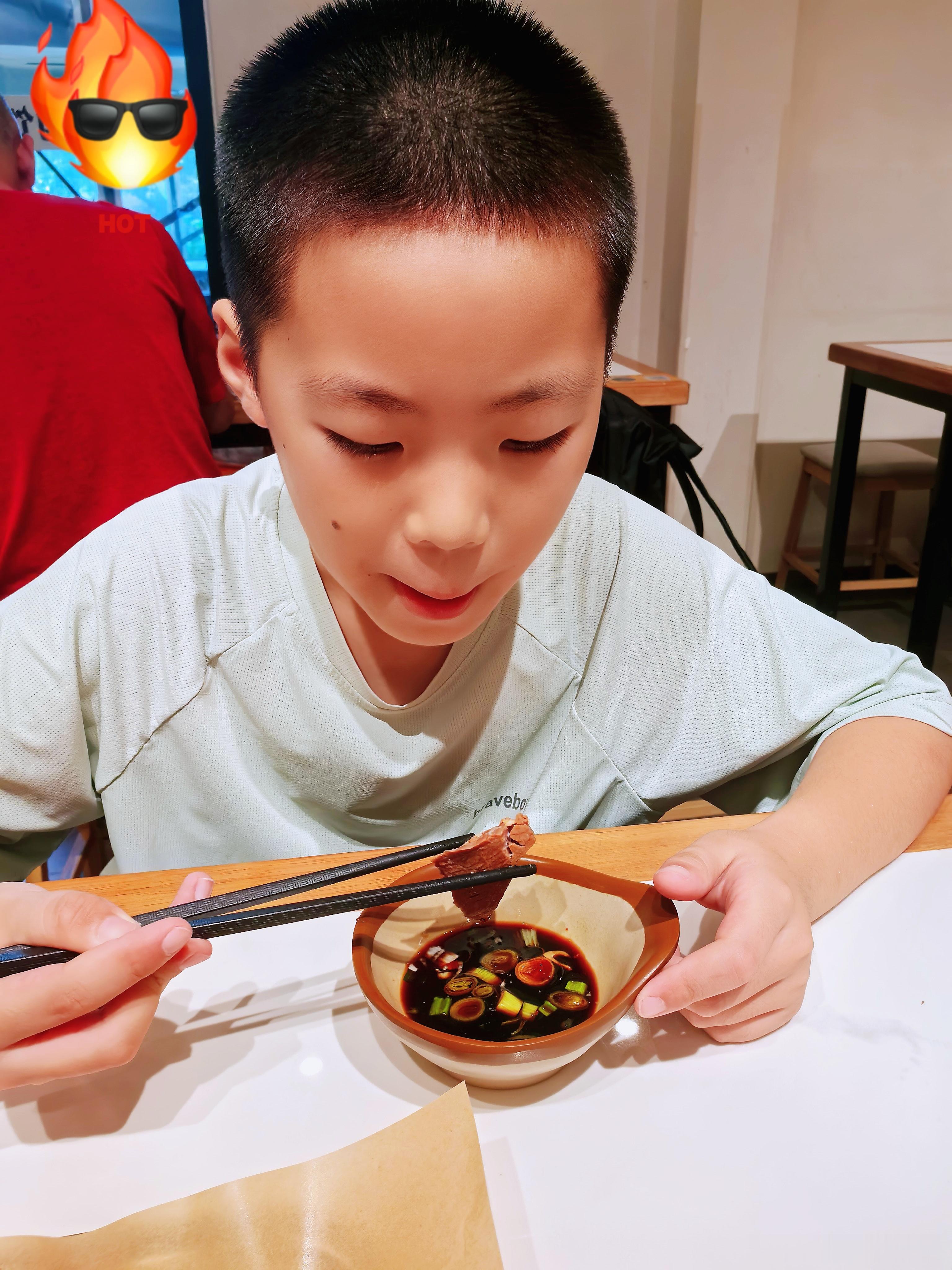 看着他专注地夹起一块羊肉，再蘸上秘制酱料，那认真的模样简直萌翻了～这顿自制的美味