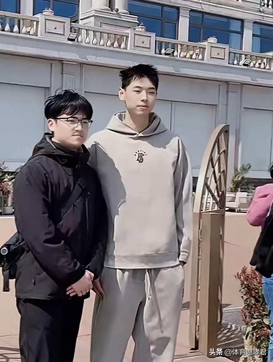 朱芳雨替杜锋出谋划策！
今天中午12点30分左右，朱芳雨带领广东男篮球员们坐动车