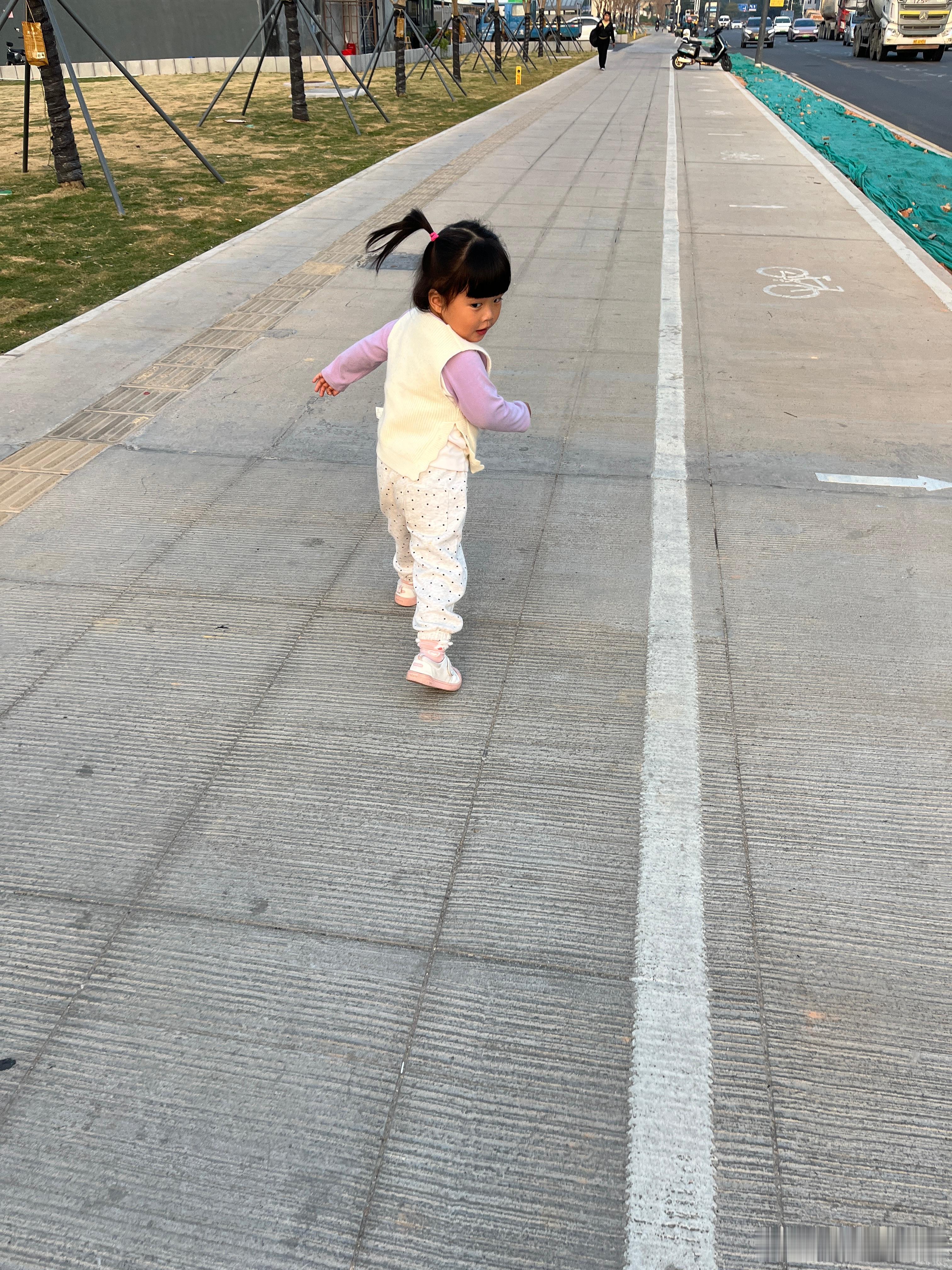 终于回到家了，这次很棒，全程自己走的。图三百米冲刺抢荡秋千的位置。原来今天15，