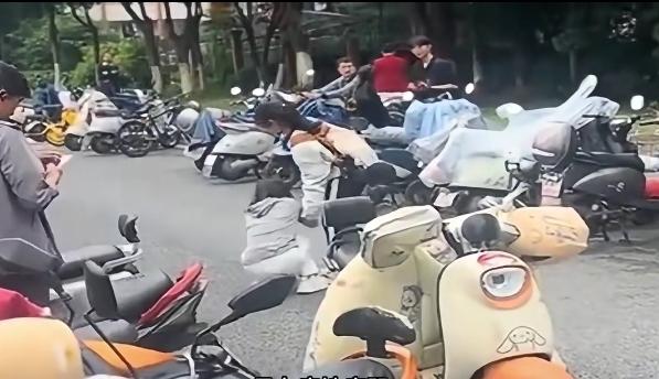 高考迟到一分钟被拦，这事相信不少人都刷到了！

6月8日，江西南昌一位高考女生临
