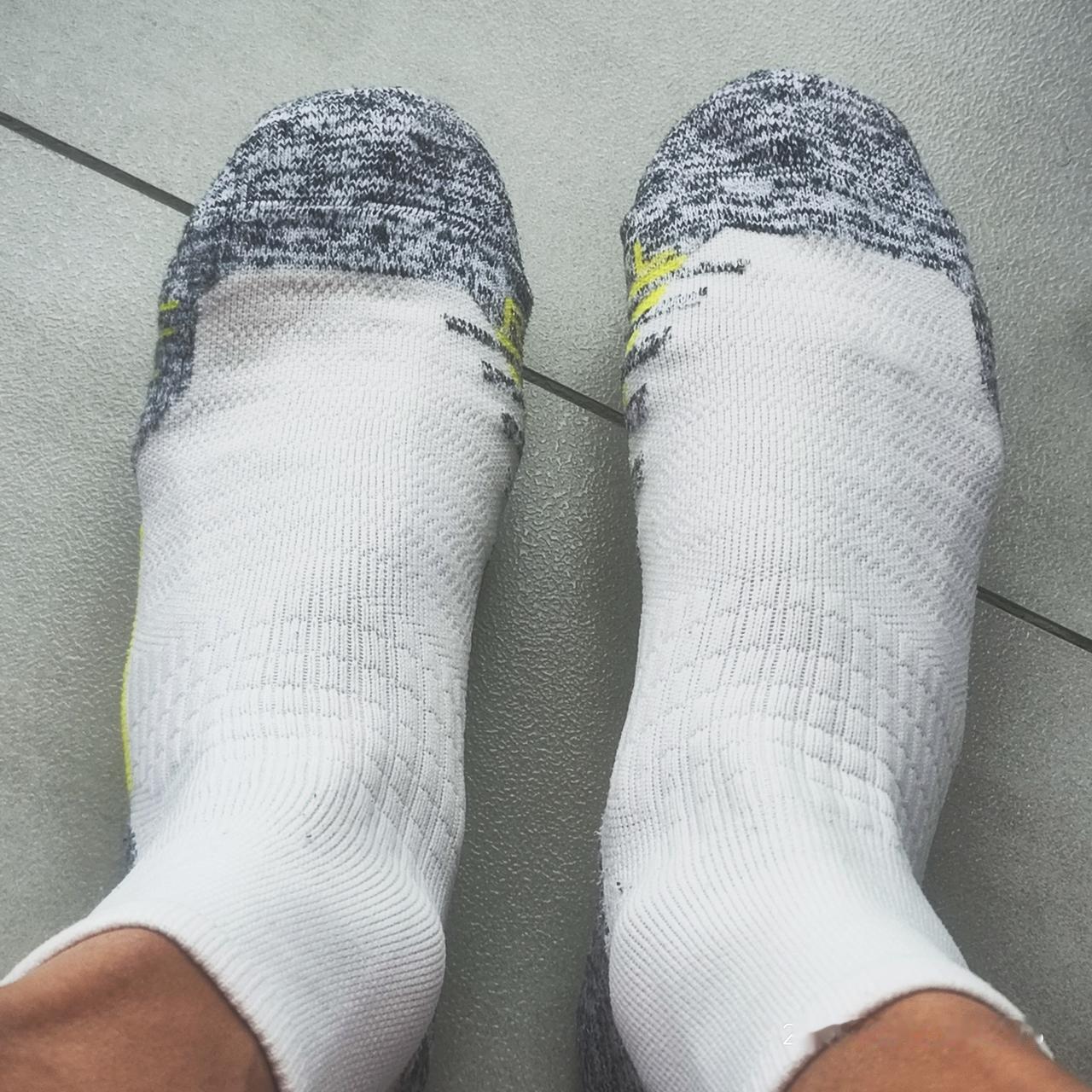 大神们帮忙看看左脚大拇指是什么问题?
跑完梧州半马比赛脚指甲出问题了，参加马拉松