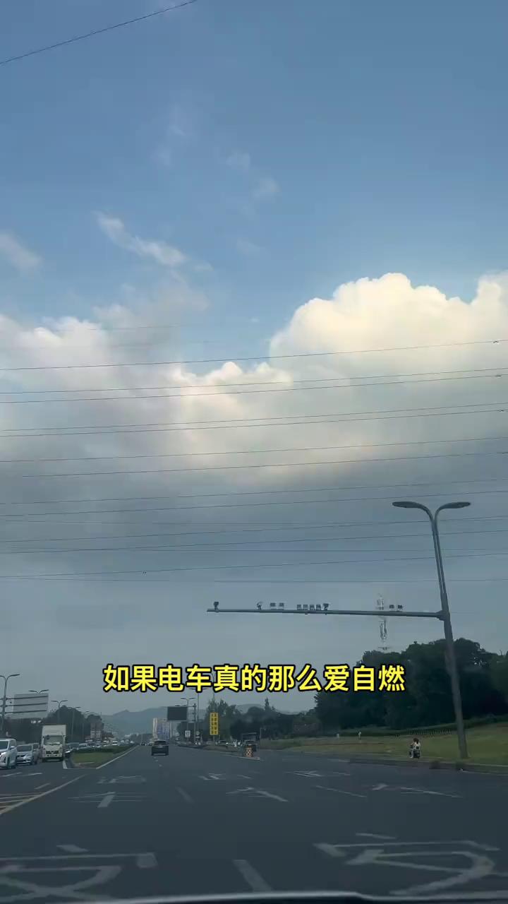 如果电车真的那么爱自燃，谁会是最忙的人？消防战士119救火车要来回跑，去救火轮胎
