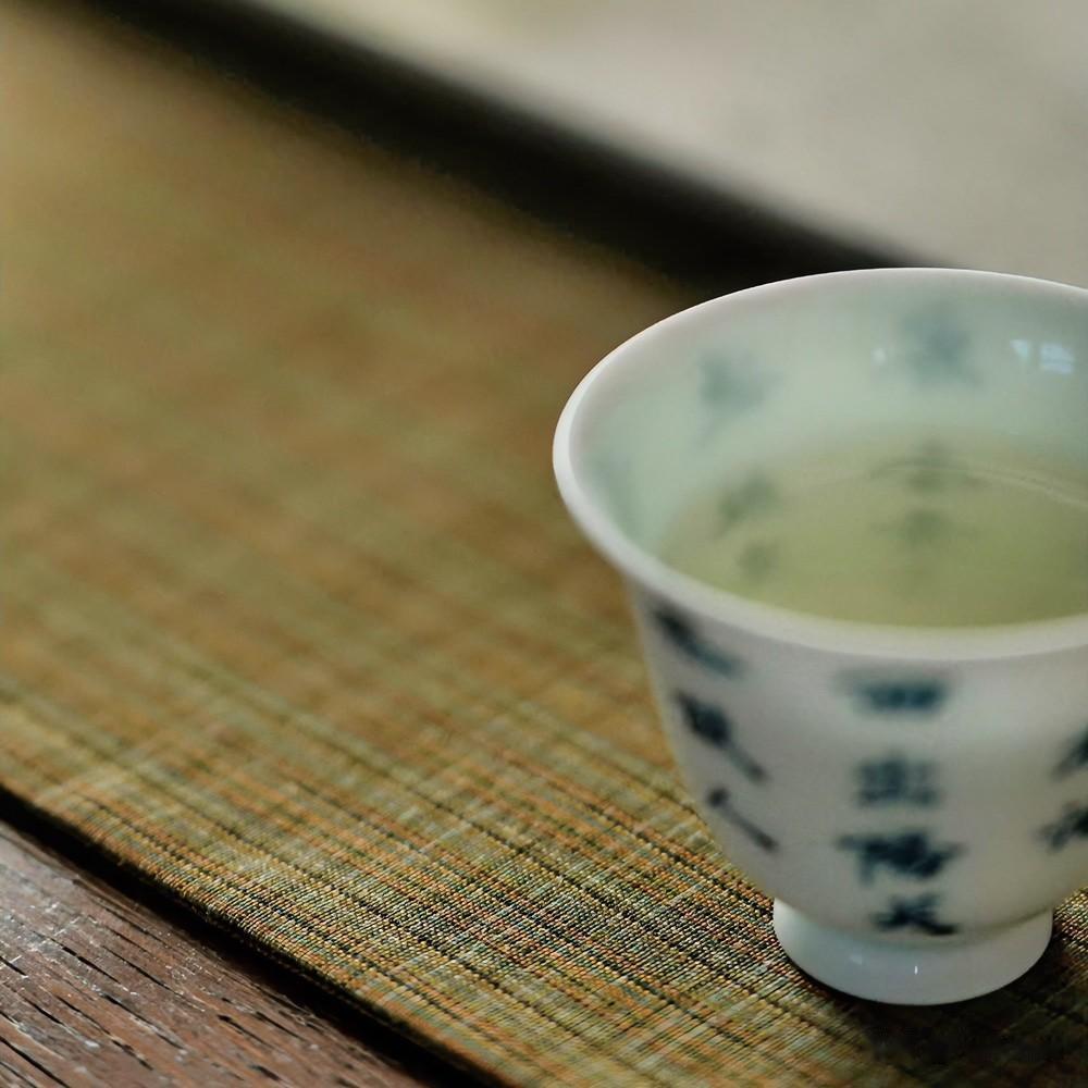 看人炒茶，火大了，叶就焦了。急火炒不出好茶，硬撑也过不好这一生。

制茶的人最懂