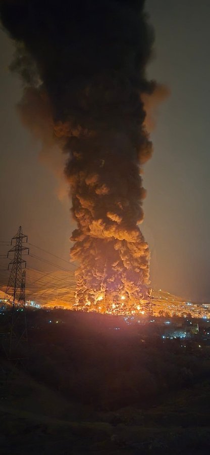 德黑兰沙赫兰石油仓库遭以色列空袭后，整片设施被熊熊大火吞噬。美伊以冲突美伊以冲突