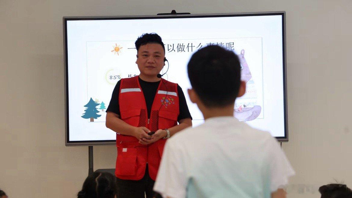 台州志愿者把时光哲理带进仙居乡村课堂坎头村开设钟表手工科普课，引导青少年认识时间