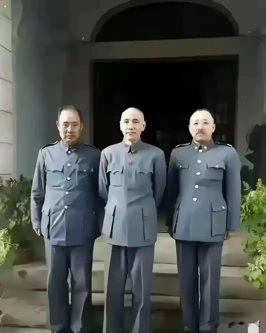 我敢打赌，认得出这三人的历史绝对不会差，一般只认识中间的那人