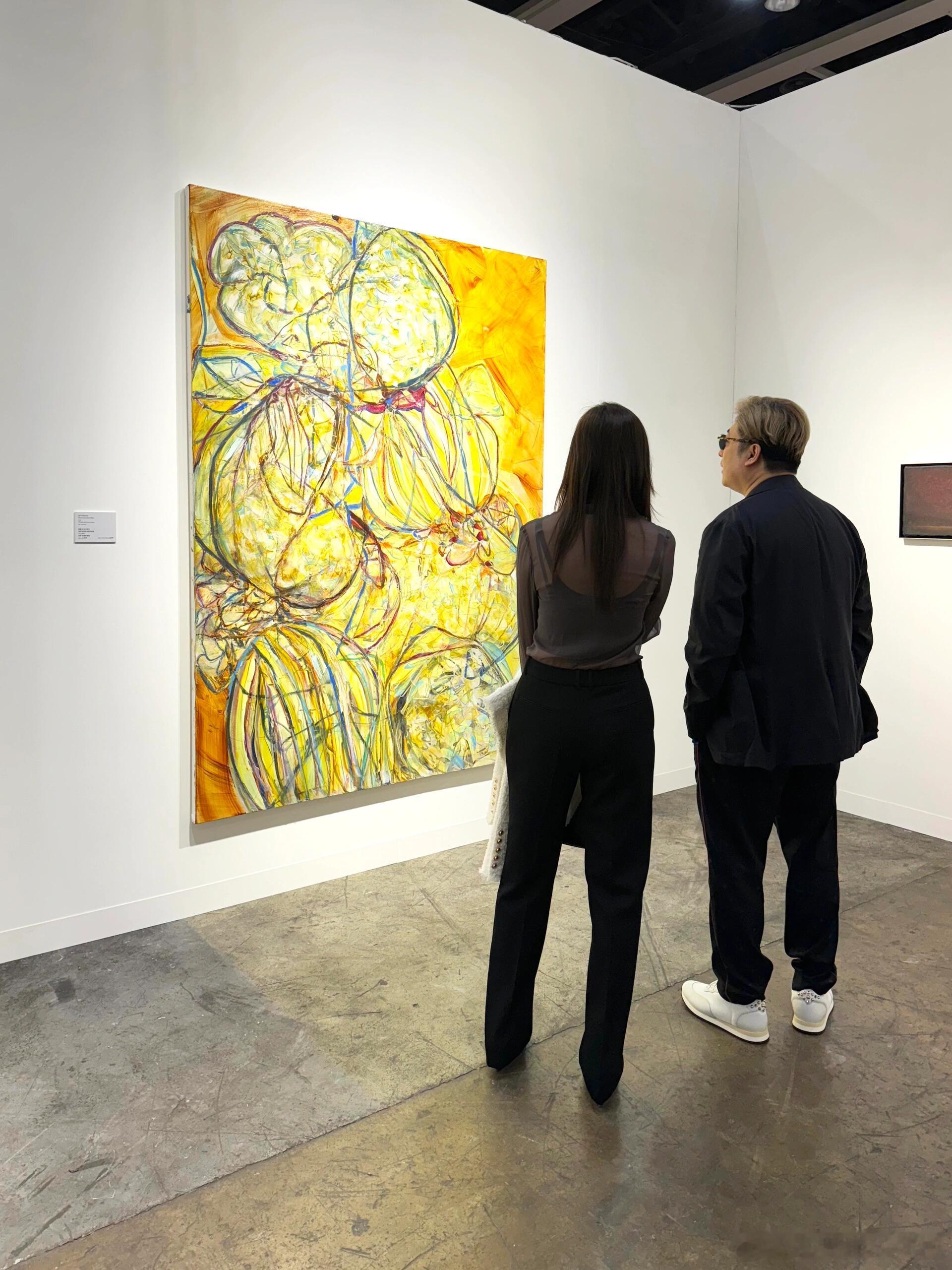 #王岳伦带美女看展# 李湘英国陪读王诗龄，王岳伦带美女看展，女方穿透视装身姿曼妙