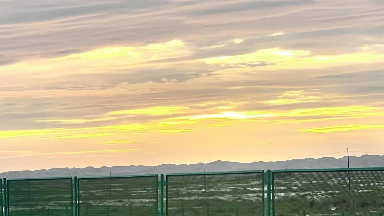 人心就像杯子，装太多烦恼会满，倒空一些执念，才能装下新的欢喜，别和不值得的人较劲