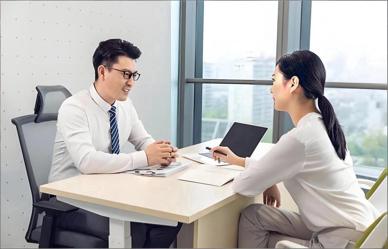 你信不信：我前单位有个影后，她人前温柔体贴，人后专干缺德事。

有一回，她当众关