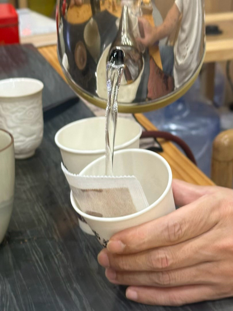 贵州人真的好热情！晚上随便找了一家苗族洗头，洗完头发滑滑的，不是那种假滑。然后老