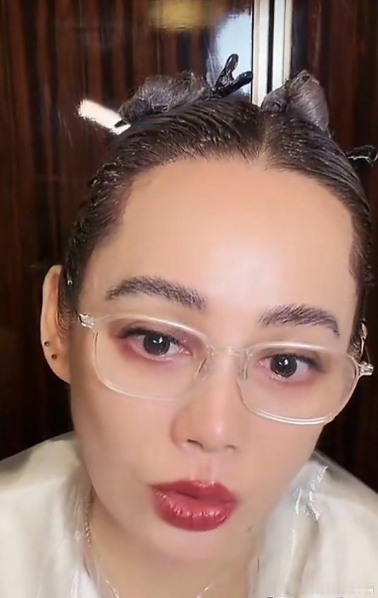 宁静回应花少2分析宁静直播回应网友对《花儿与少年2》多年的逐帧解读，称观众看到的