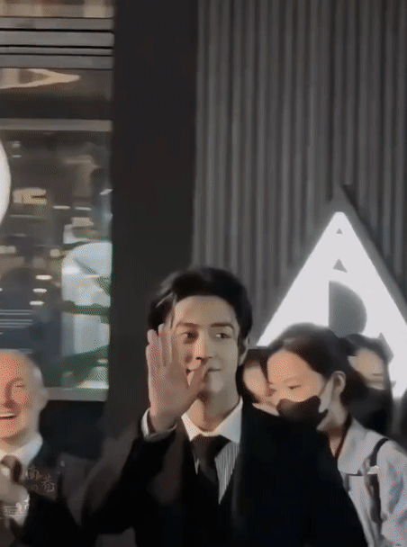 肖战过分帅气了

妥妥的人间贵公子

仿佛看了一场大片

好演员自带氛围感

站