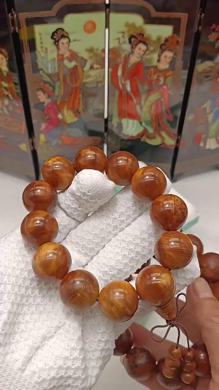 木头的手串、手把件等等怎么去抛光？大家看，这个是抛过的，这个是没抛的。抛怎么抛？