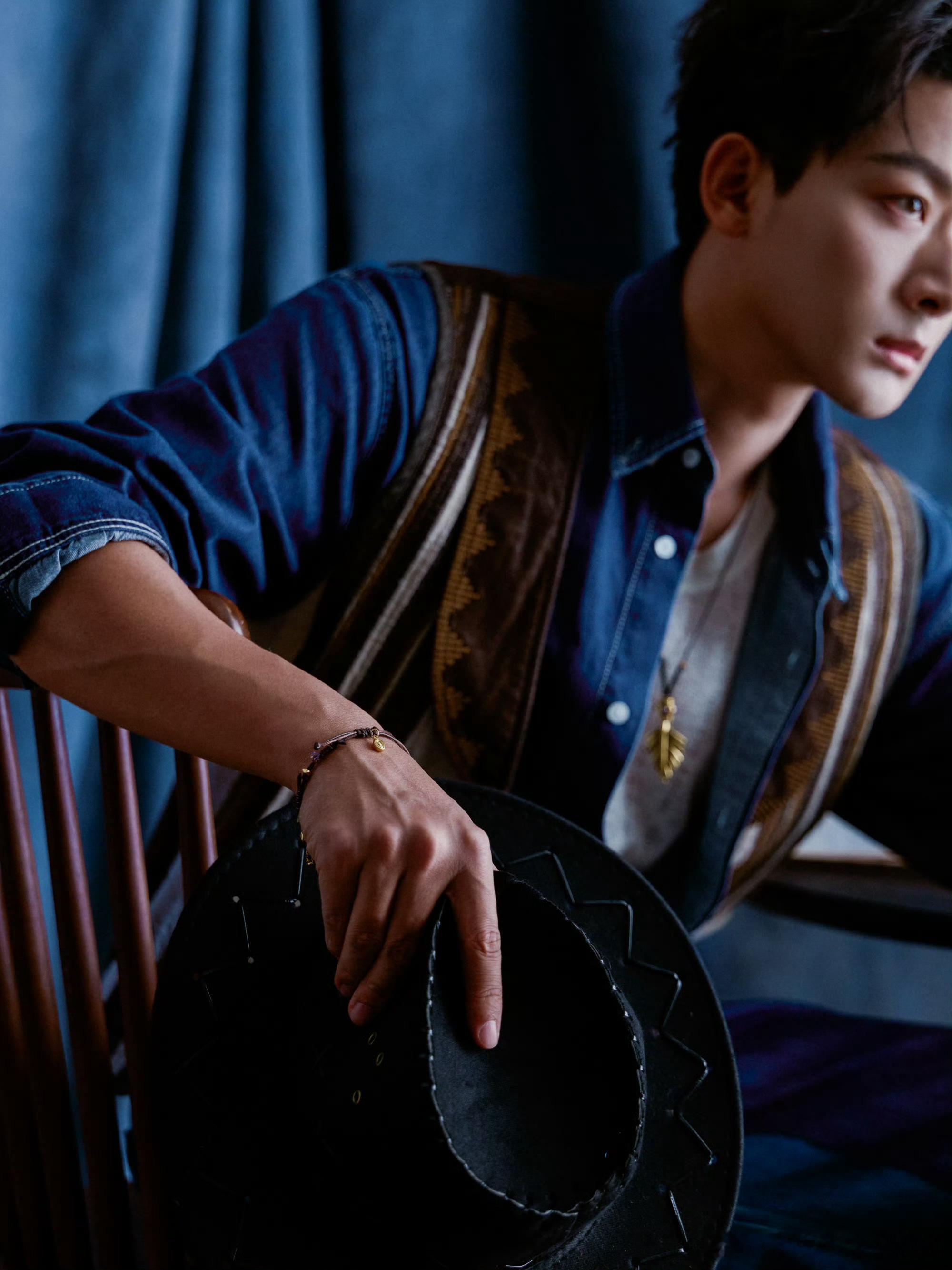 张晚意音乐节造型出发图，狂野牛仔风 