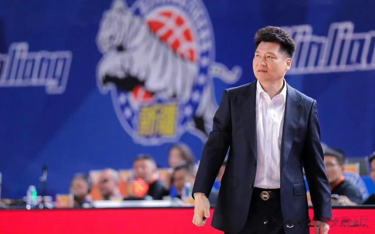 从“救火队员”到正式挂帅！韩国老帅熬走三任主教练，终于转正了

新疆男篮今天官宣