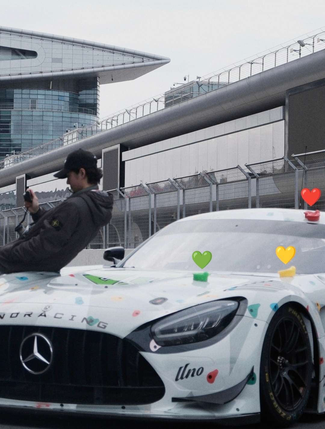 博君一肖 又发🍬！新车攀岩立体涂装是💛💚❤️.一博穿着石头岛，拿着理光和徕