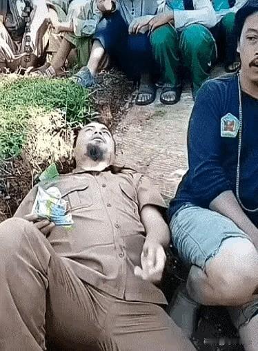 真朋友和假交情怎么分辨？
看他们敢不敢拿对方“开涮”就知道了！
那种互相往死里损