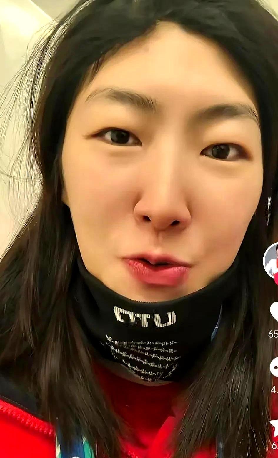 谷爱凌一年挣的钱够你买支篮球队，徐梦桃夺冠后还在用折叠手机跟对手自拍。
这才是体