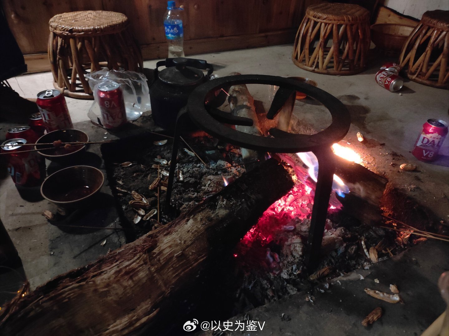 围炉夜话喝烤茶！烤茶是云南普洱当地白族、拉祜族、布朗族等多个民族流行的喝茶方式。