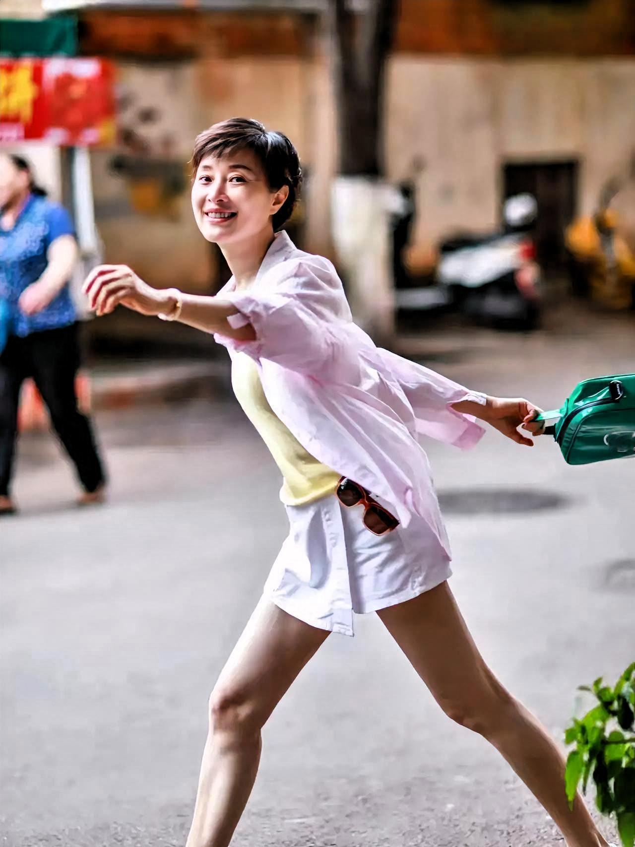 我看到吴越发的那张54岁庆生照，突然就想起前两天刷到某女星又在营销“少女感”的通