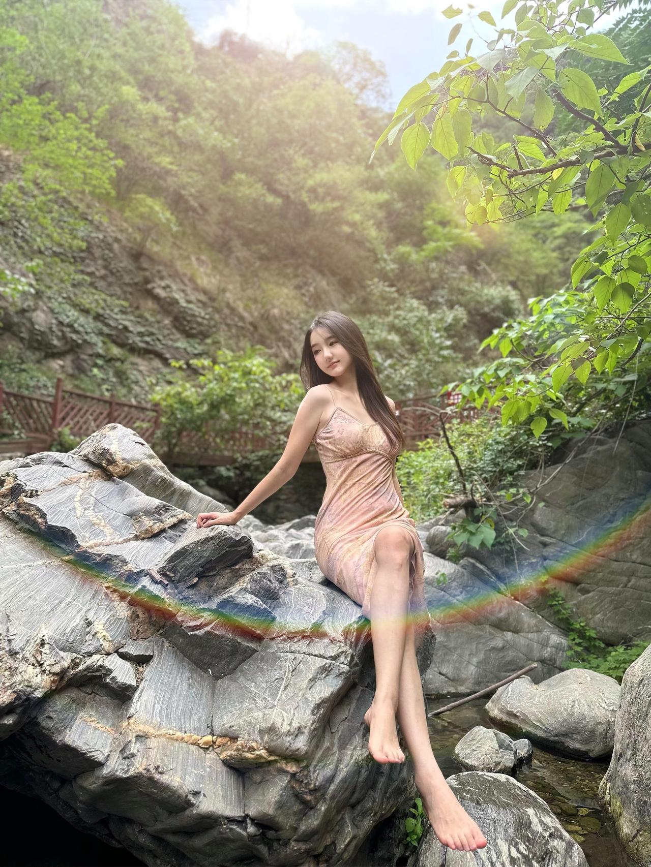        林涧的风裹着草木香，我踩在浸凉的石上，裙角蹭过苔藓的软。

   