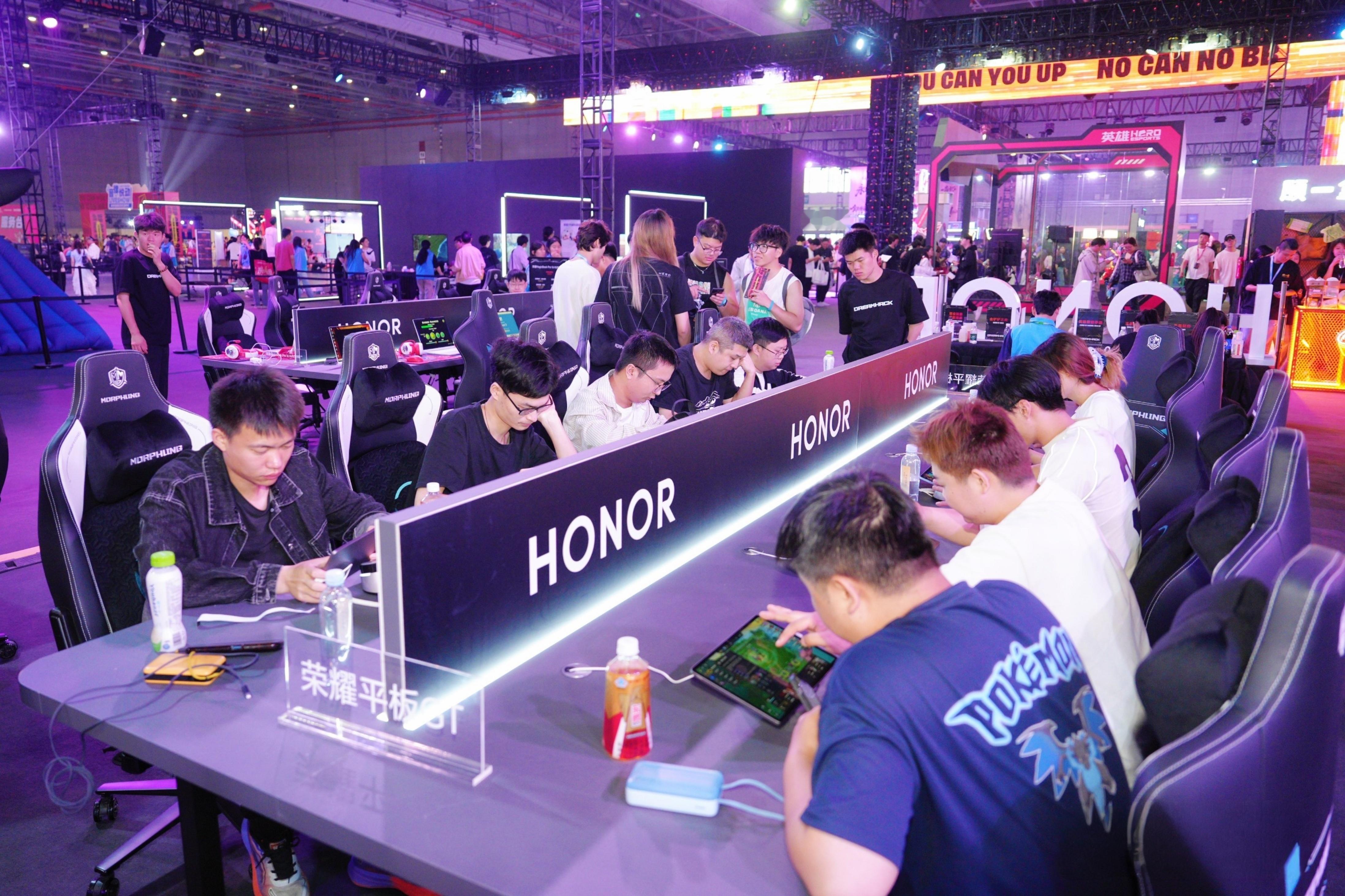 上海的网吧有多超前 有朋友去上海DreamHack游戏嘉年华玩，在荣耀展区玩了一