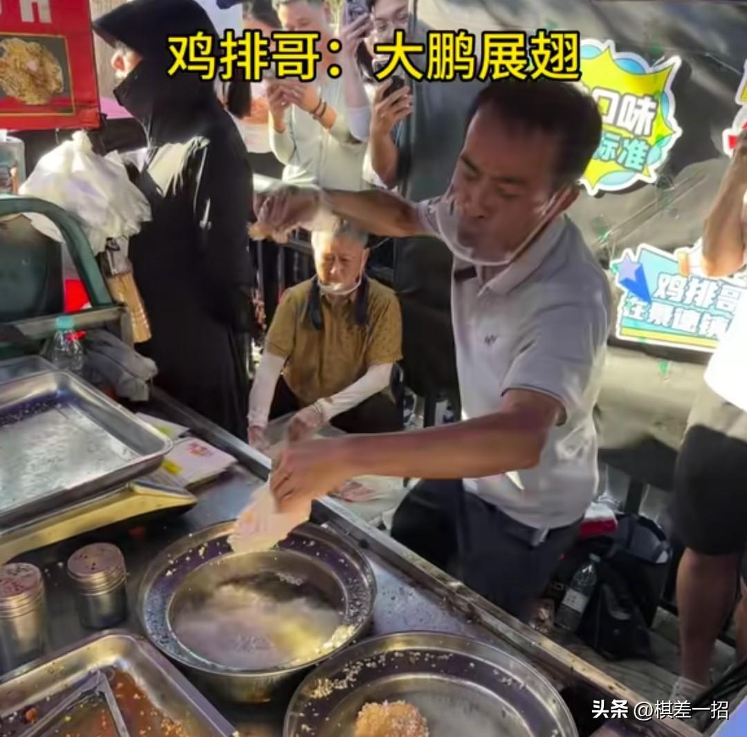 鸡排哥救不了景德镇，短短一个国庆过去，他已经涨了一百万粉丝，很多人都问他，你什么
