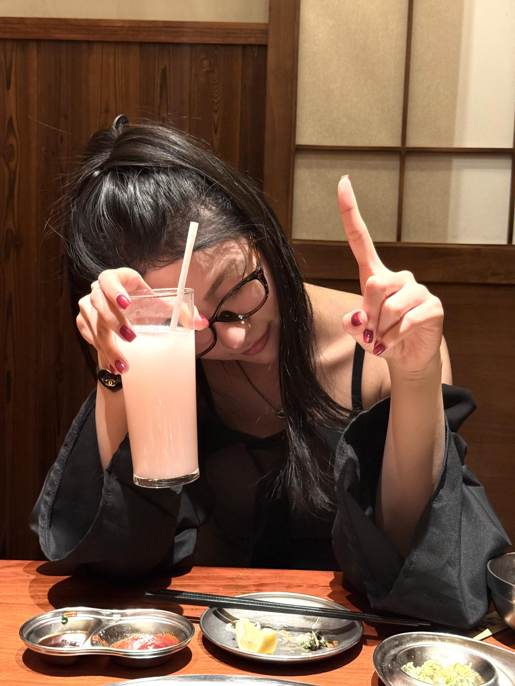 醉 怎么会喝醉 因为你的美。