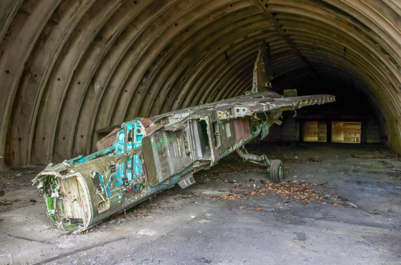 一架被严重拆空的Mikoyan-Gurevich MiG-23 MiG-23ML