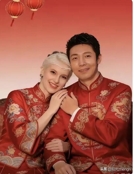 这张照片也太甜了吧！

撒贝宁和李白都穿着红色的衣服，两人的手放在一起，李白温柔