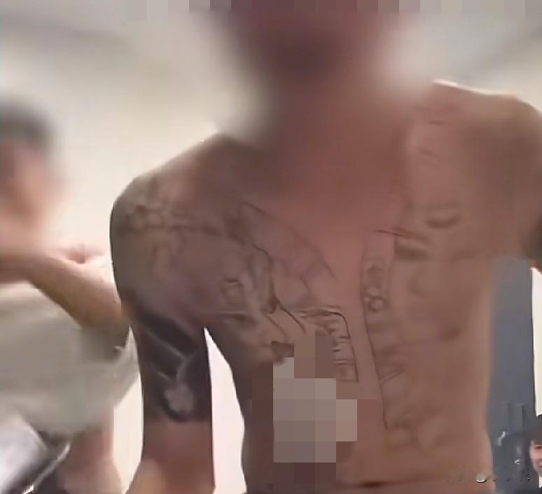 近日，海南昌江，一男子浑身刻满纹身，直播时手持一把刀公然叫嚣:“来啊，昌江大舞台