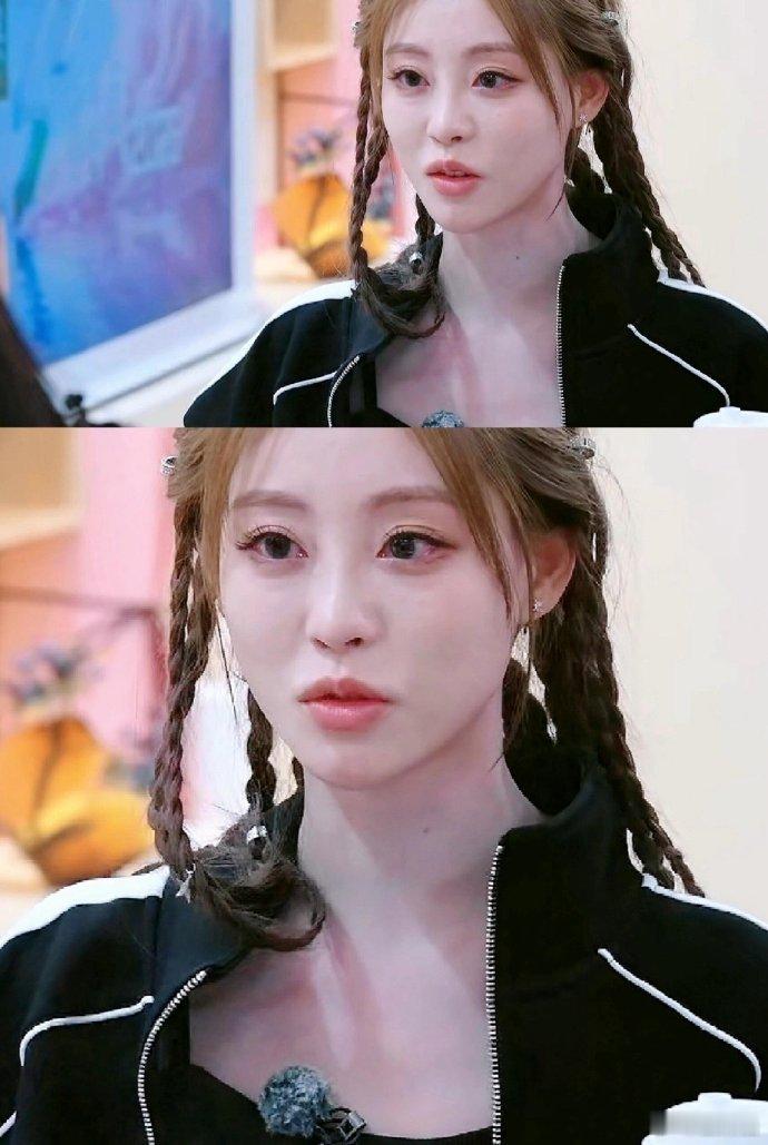 在队长角色里，她学会平衡。于柔软中坚守，明白坚定自我更重要，如蝴蝶自在，被世界温