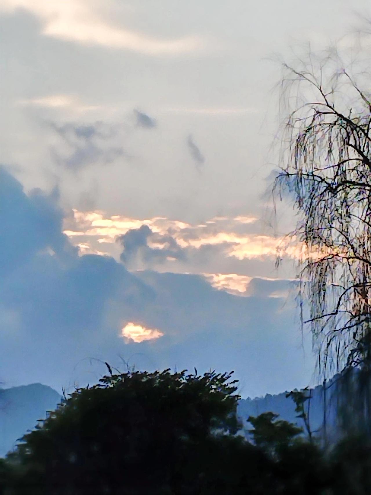 今晚沿南汀河小路5公里，看到这景色美极了。