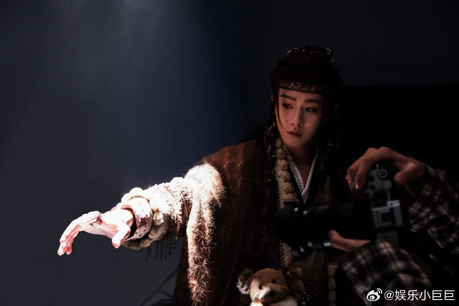 田嘉瑞年卡塑田嘉瑞年下daddy 看着小寄灵无助的样子总想替他挡掉所有风雨，可当