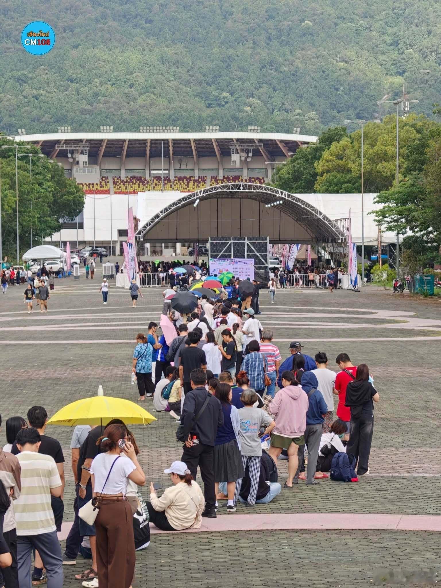 国际排坛动态泰国女排泰国球迷排队购买东南亚女排锦标赛第二阶段清迈站的门票，购买热