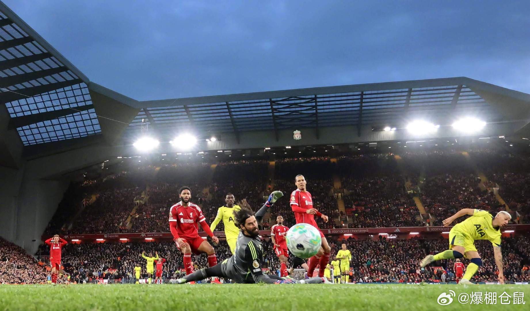 【被绝平】利物浦1比1热刺 ，红军最后时刻丢球，3分变1分，打入任意球进球的索博