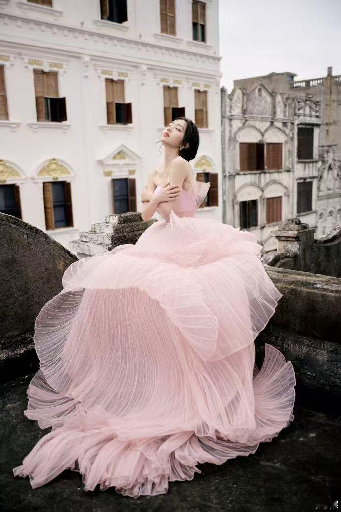 邓恩熙好明媚的生命力 邓恩熙就像活力小精灵！笑起来甜过冰镇水蜜桃，鲜活灵动得让人