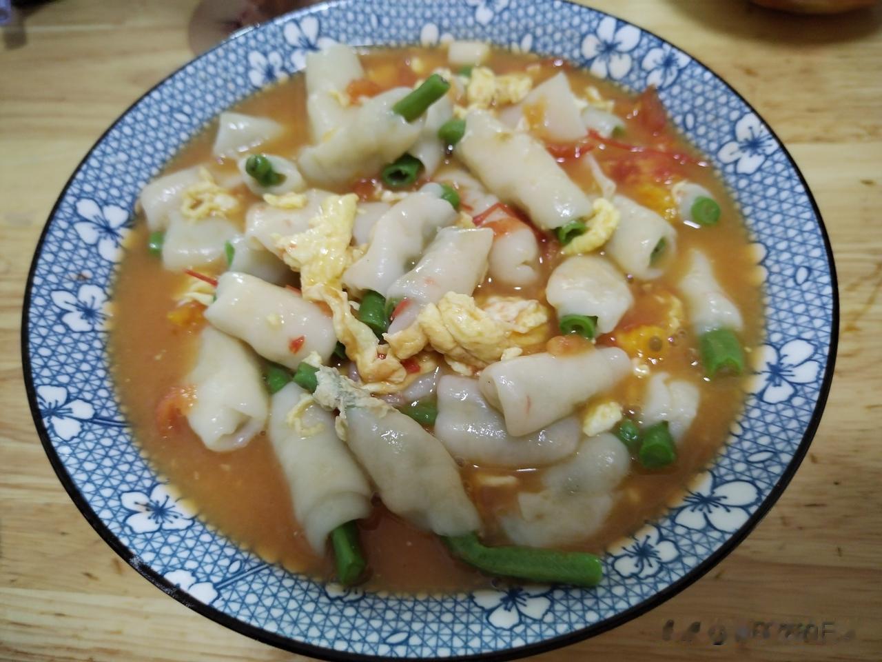 今天做顿改样饭吧
给肉都不换
长豆角卷面西红柿炒鸡蛋
想想都感觉很美味
首先，洗