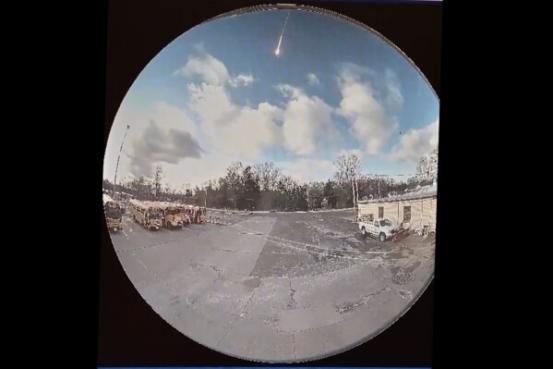 活久见，大白天的晴空万里，突然一道亮瞎眼的火球划过天际，紧接着就是一声震得人耳朵